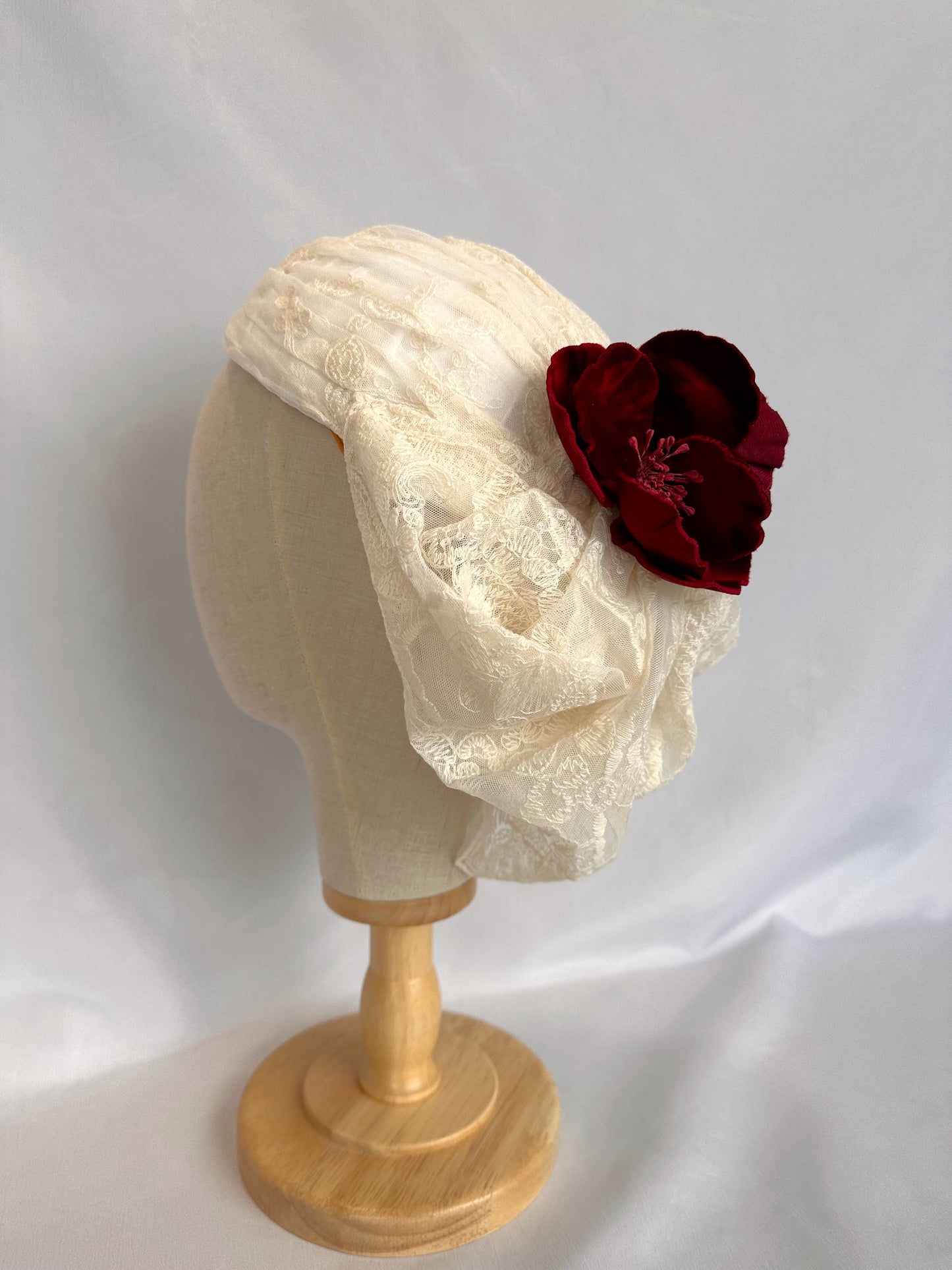 Tocado de encaje marfil para novia, Sombrero estilo vintage con flores rojas para novia, Sombrero de encaje marfil para novia vintage, Sombrero de novia blanco y rojo.