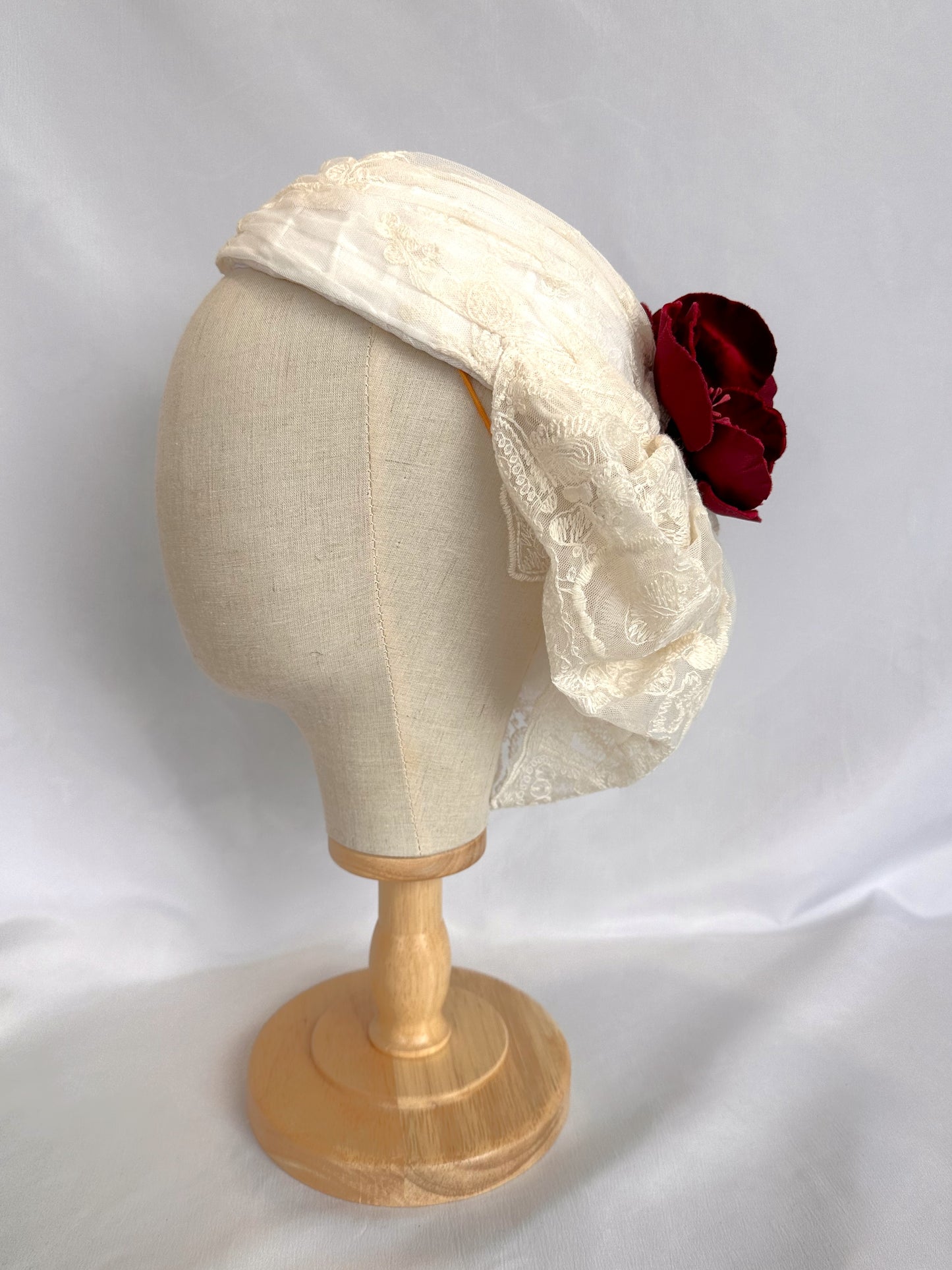 Tocado de encaje marfil para novia, Sombrero estilo vintage con flores rojas para novia, Sombrero de encaje marfil para novia vintage, Sombrero de novia blanco y rojo.