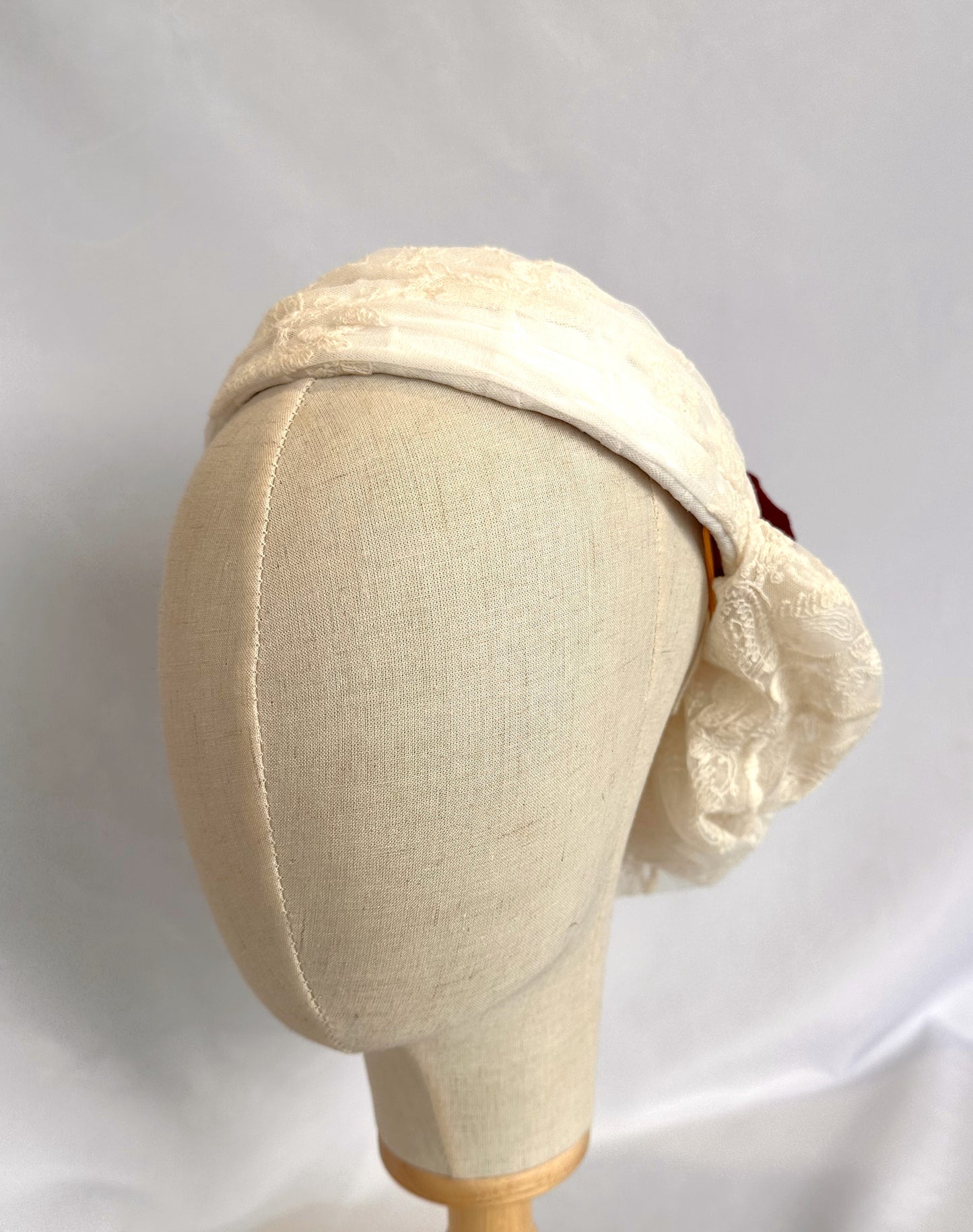 Tocado de encaje marfil para novia, Sombrero estilo vintage con flores rojas para novia, Sombrero de encaje marfil para novia vintage, Sombrero de novia blanco y rojo.