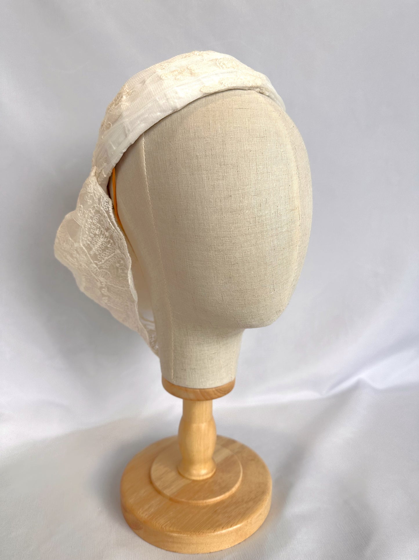 Tocado de encaje marfil para novia, Sombrero estilo vintage con flores rojas para novia, Sombrero de encaje marfil para novia vintage, Sombrero de novia blanco y rojo.