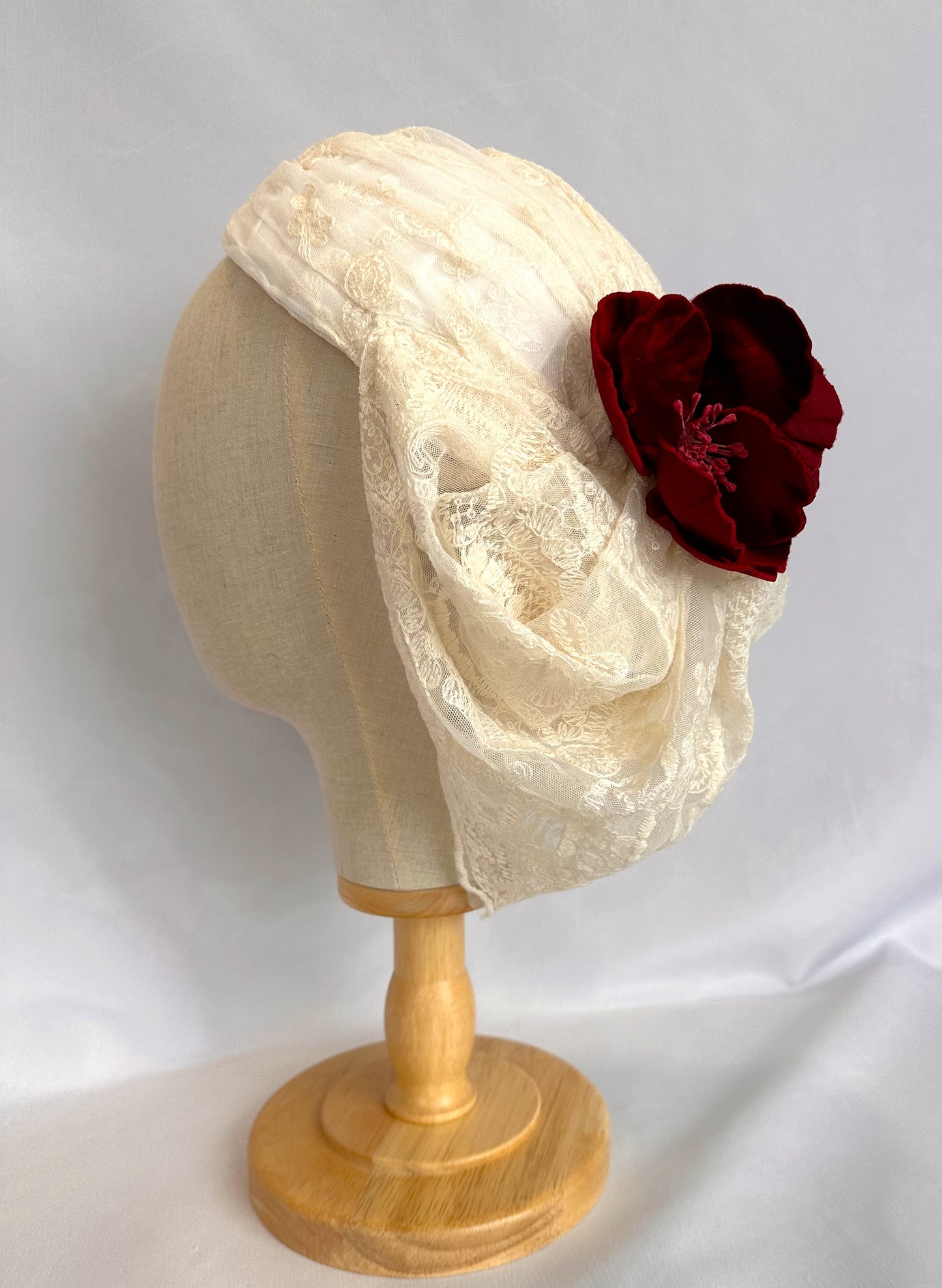 Tocado de encaje marfil para novia, Sombrero estilo vintage con flores rojas para novia, Sombrero de encaje marfil para novia vintage, Sombrero de novia blanco y rojo.
