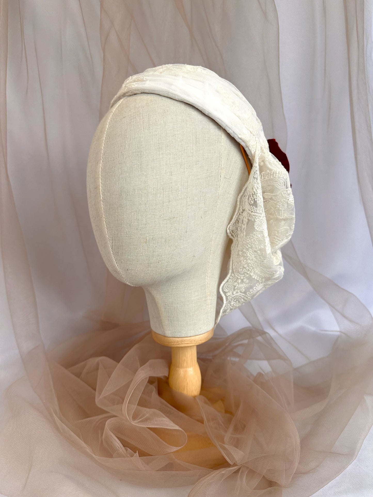 Tocado de encaje marfil para novia, Sombrero estilo vintage con flores rojas para novia, Sombrero de encaje marfil para novia vintage, Sombrero de novia blanco y rojo.
