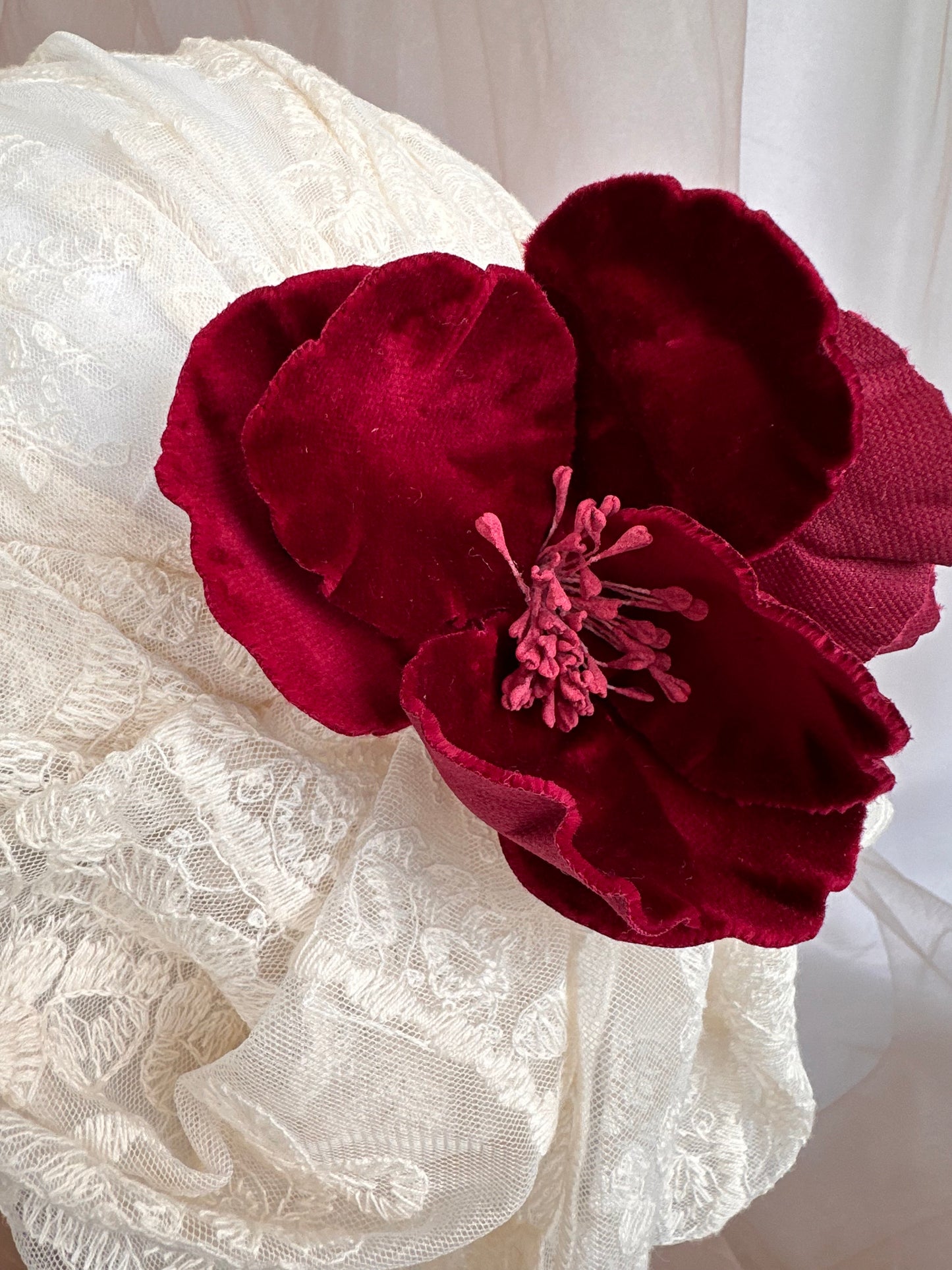 Tocado de encaje marfil para novia, Sombrero estilo vintage con flores rojas para novia, Sombrero de encaje marfil para novia vintage, Sombrero de novia blanco y rojo.
