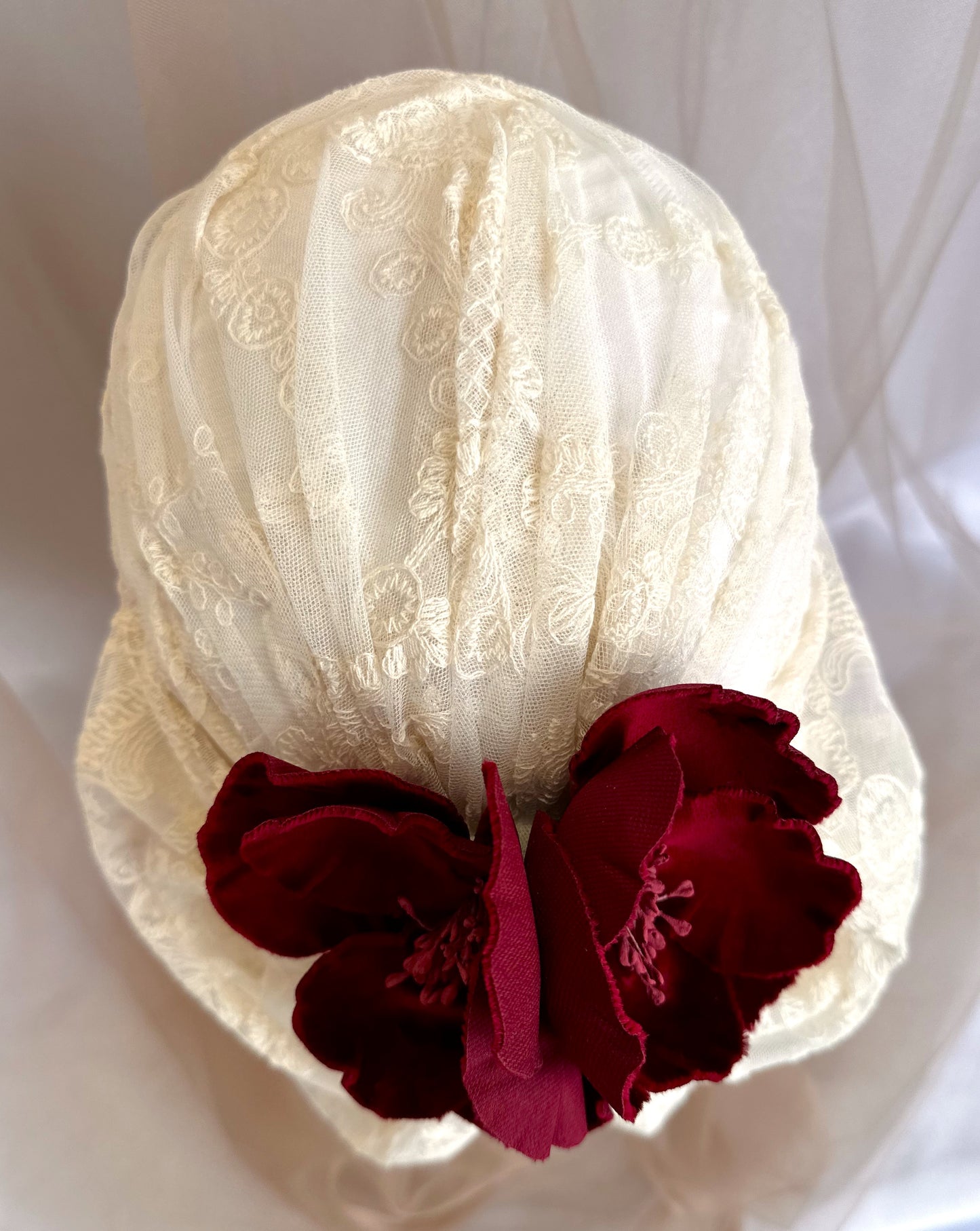 Tocado de encaje marfil para novia, Sombrero estilo vintage con flores rojas para novia, Sombrero de encaje marfil para novia vintage, Sombrero de novia blanco y rojo.