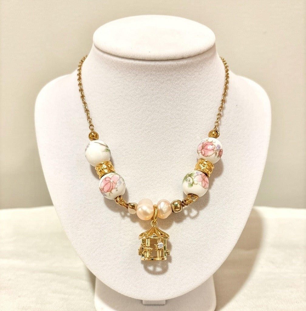 Collar corto dorado coquet con dije de tiovivo.