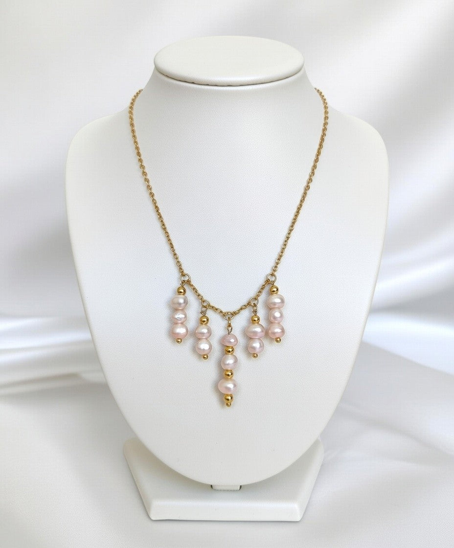 Collar corto de perlas salmón, cadena dorada, estilo delicado y elegante.