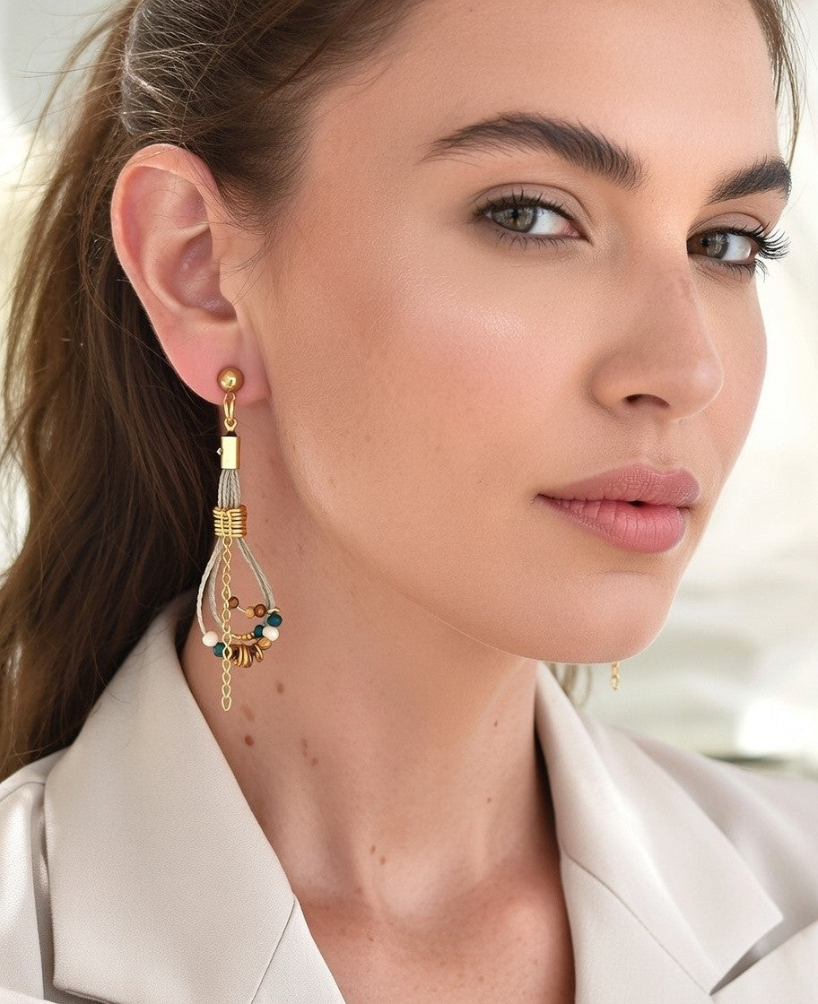 Pendientes de hilo de lino con cuentas en tonos azul y dorado.