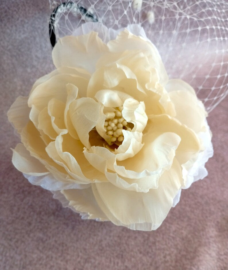 Tocado fascinator con peonía beige para boda, Tocado con flor grande crema y velo blanco, Tocado para fiesta o coktel, Flor de pelo marfil para invitada, Tocado de boda crema.