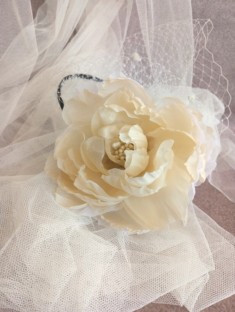 Tocado fascinator con peonía beige para boda, Tocado con flor grande crema y velo blanco, Tocado para fiesta o coktel, Flor de pelo marfil para invitada, Tocado de boda crema.