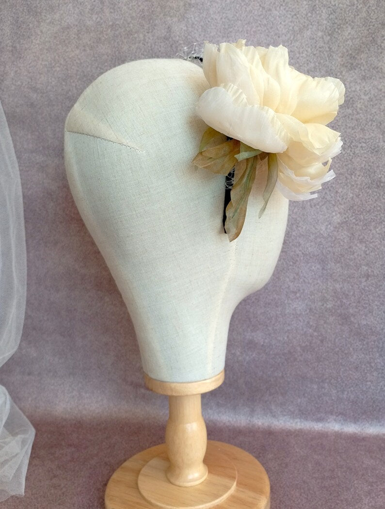 Tocado fascinator con peonía beige para boda, Tocado con flor grande crema y velo blanco, Tocado para fiesta o coktel, Flor de pelo marfil para invitada, Tocado de boda crema.