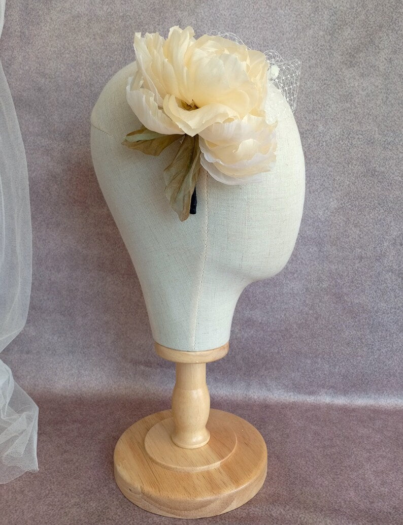 Tocado fascinator con peonía beige para boda, Tocado con flor grande crema y velo blanco, Tocado para fiesta o coktel, Flor de pelo marfil para invitada, Tocado de boda crema.