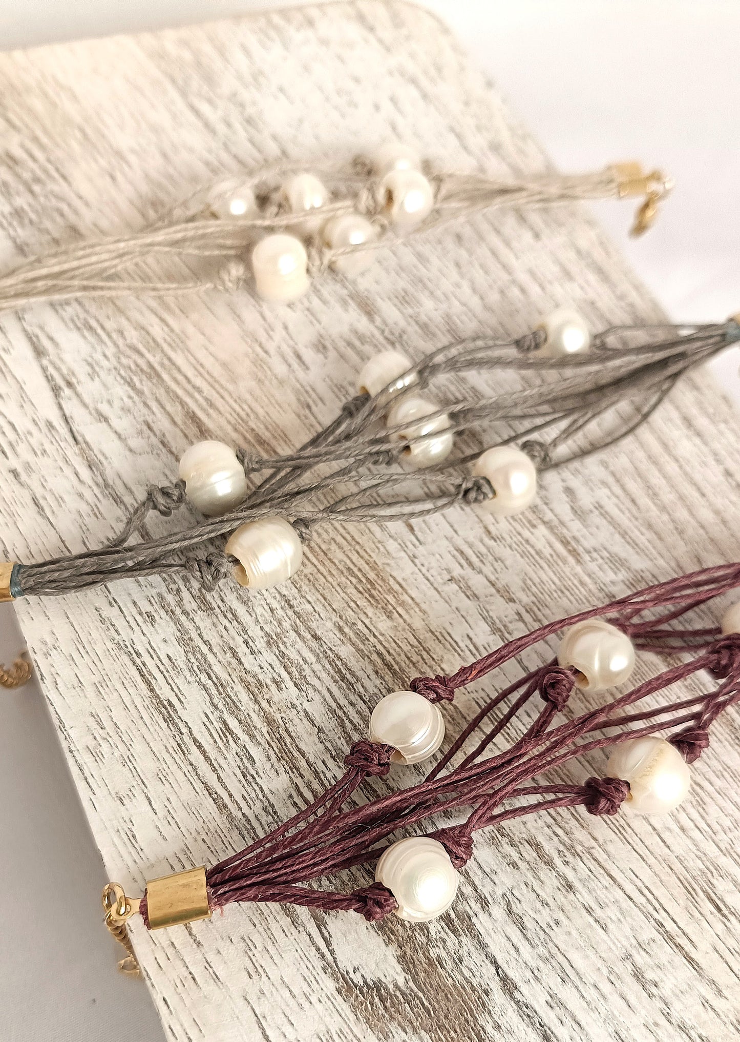 Pulsera de hilo de lino granate con perlas de agua dulce.