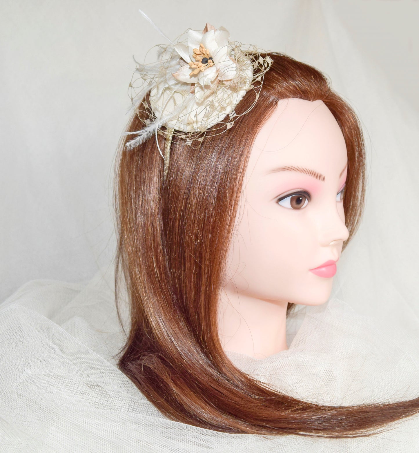 Tocado- fascintor crema y dorado para invitada, Tocado redondo con velo para dama de honor, Tocado pequeño para novia, Tocado marfil con plumas.
