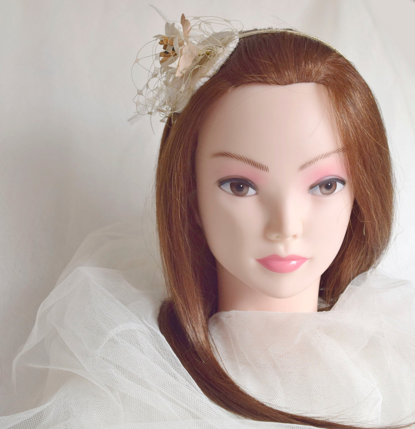 Tocado- fascintor crema y dorado para invitada, Tocado redondo con velo para dama de honor, Tocado pequeño para novia, Tocado marfil con plumas.