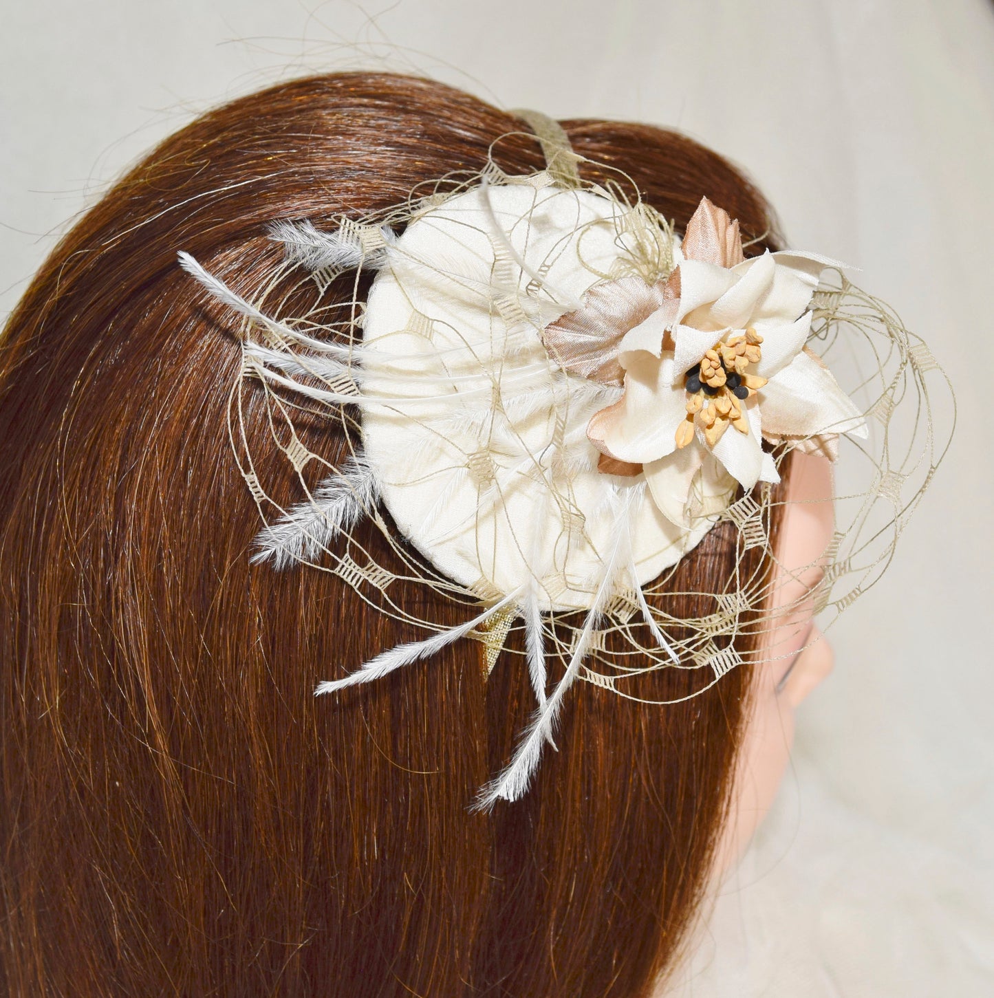 Tocado- fascintor crema y dorado para invitada, Tocado redondo con velo para dama de honor, Tocado pequeño para novia, Tocado marfil con plumas.