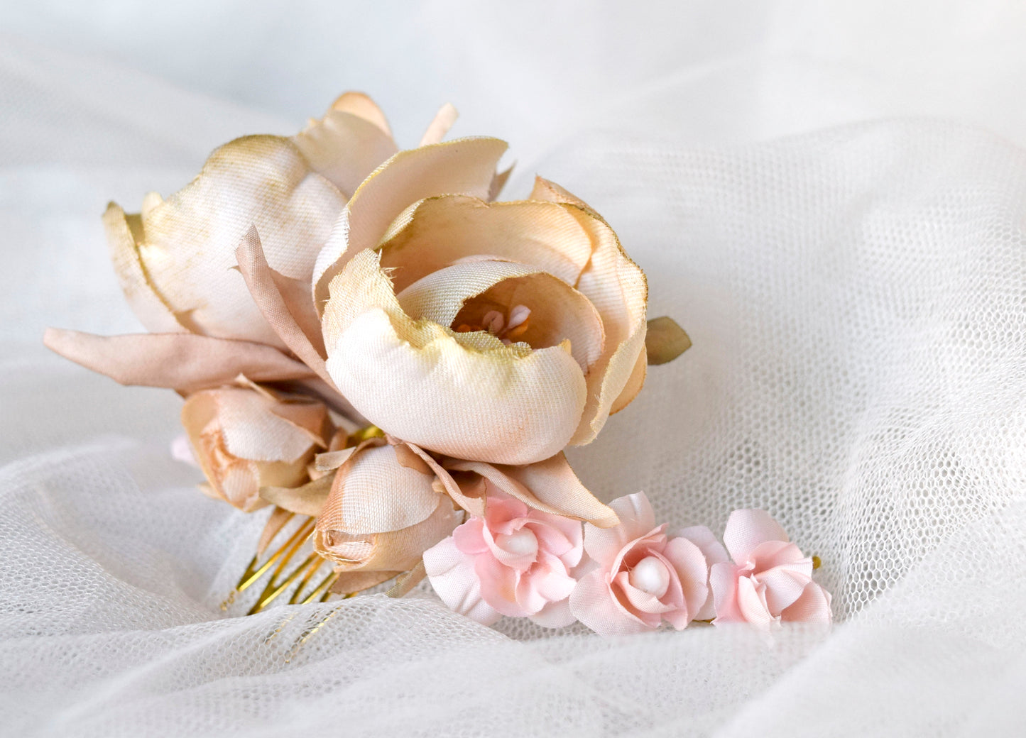 Tocado para novia de flores de tela. Flores románticas par novia.. Peonías de seda.