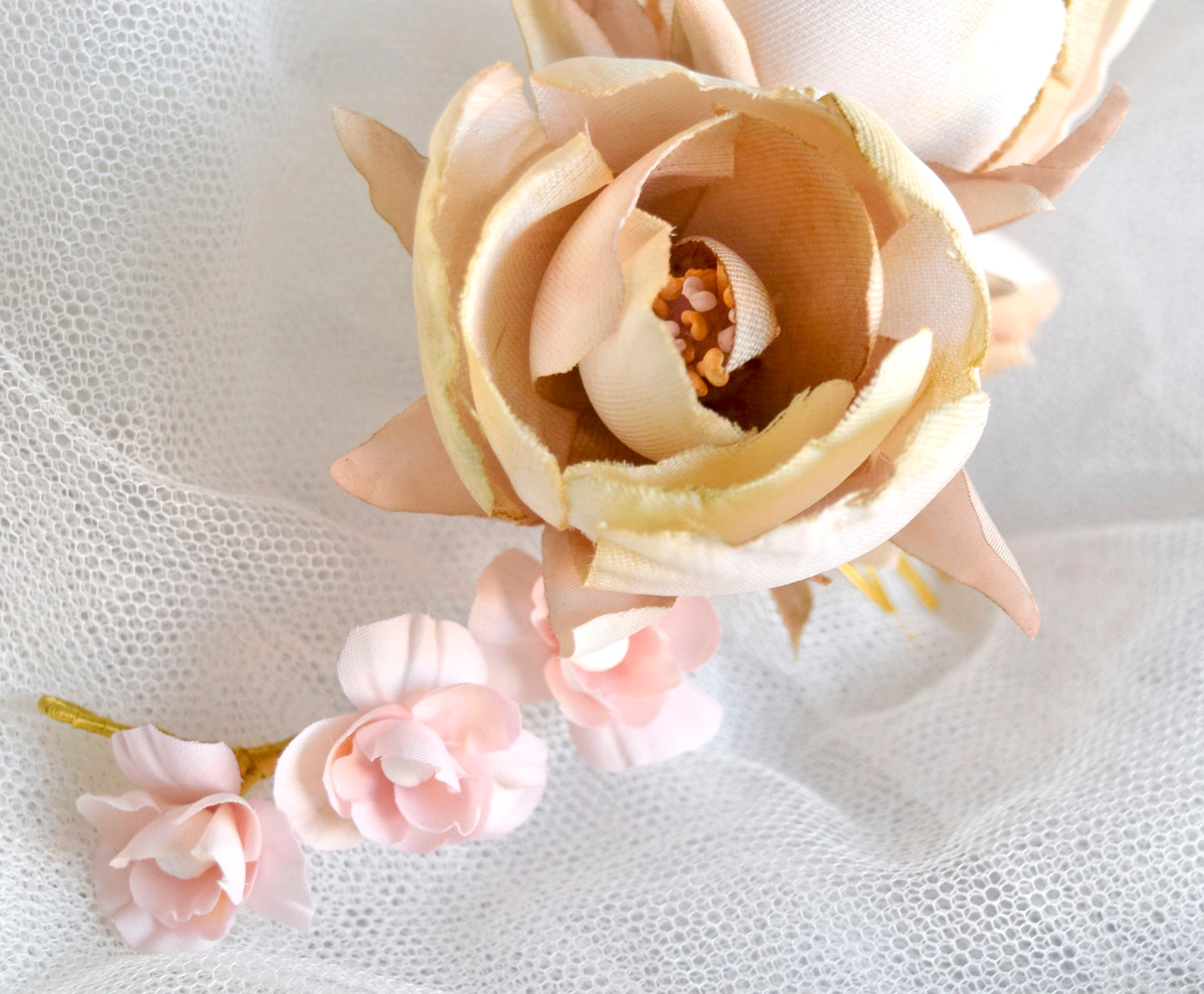 Tocado para novia de flores de tela. Flores románticas par novia.. Peonías de seda.