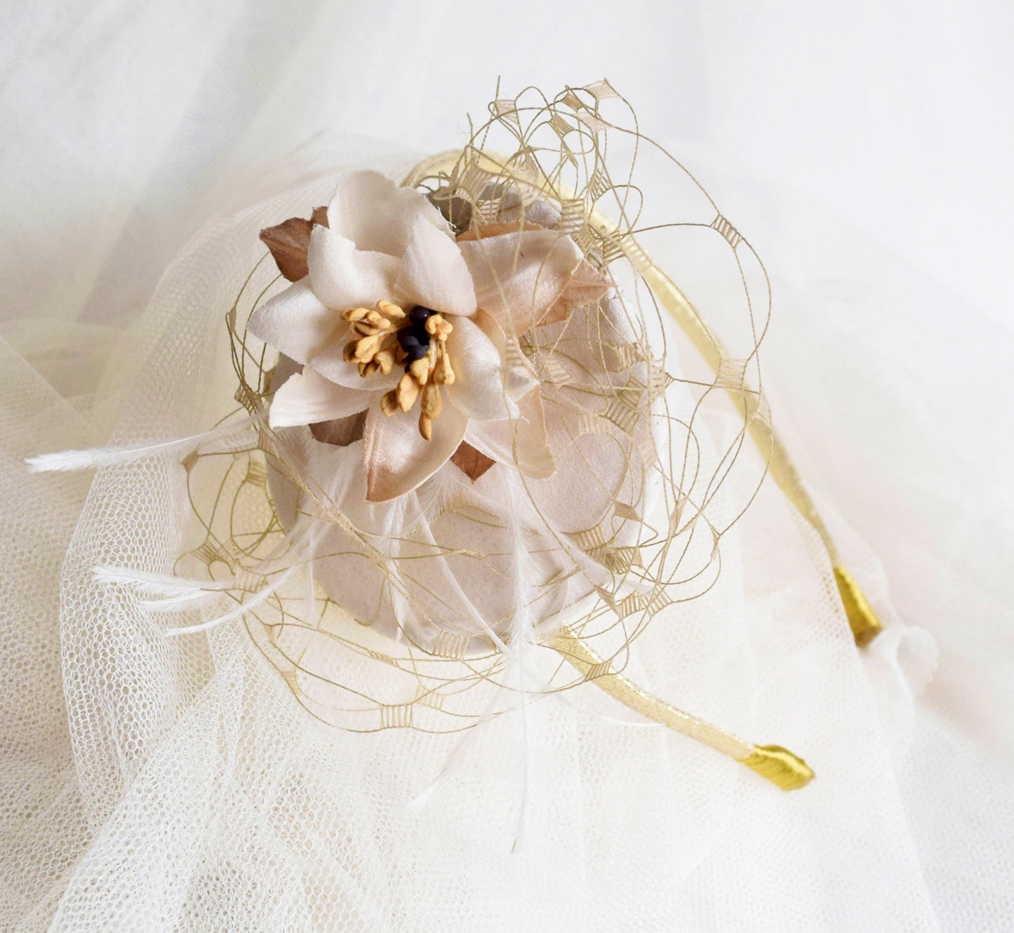 Tocado- fascintor crema y dorado para invitada, Tocado redondo con velo para dama de honor, Tocado pequeño para novia, Tocado marfil con plumas.