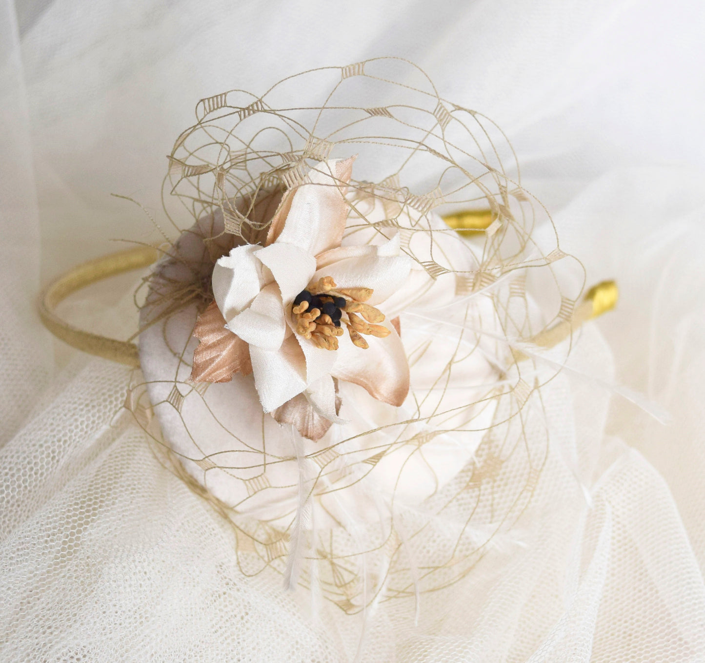 Tocado- fascintor crema y dorado para invitada, Tocado redondo con velo para dama de honor, Tocado pequeño para novia, Tocado marfil con plumas.