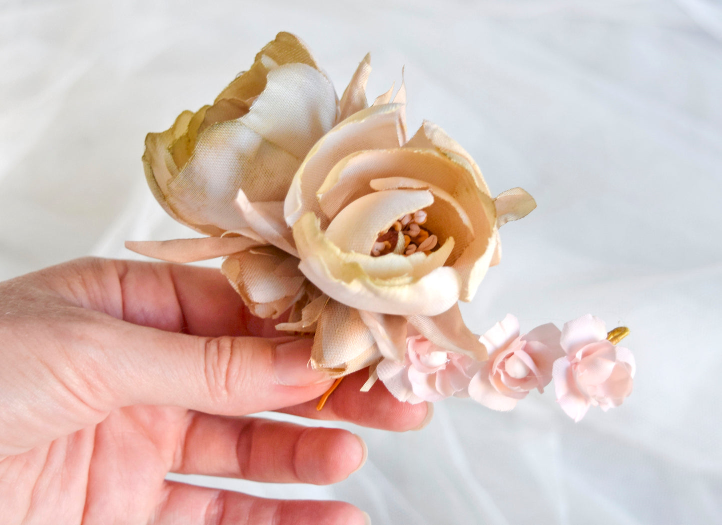 Tocado para novia de flores de tela. Flores románticas par novia.. Peonías de seda.