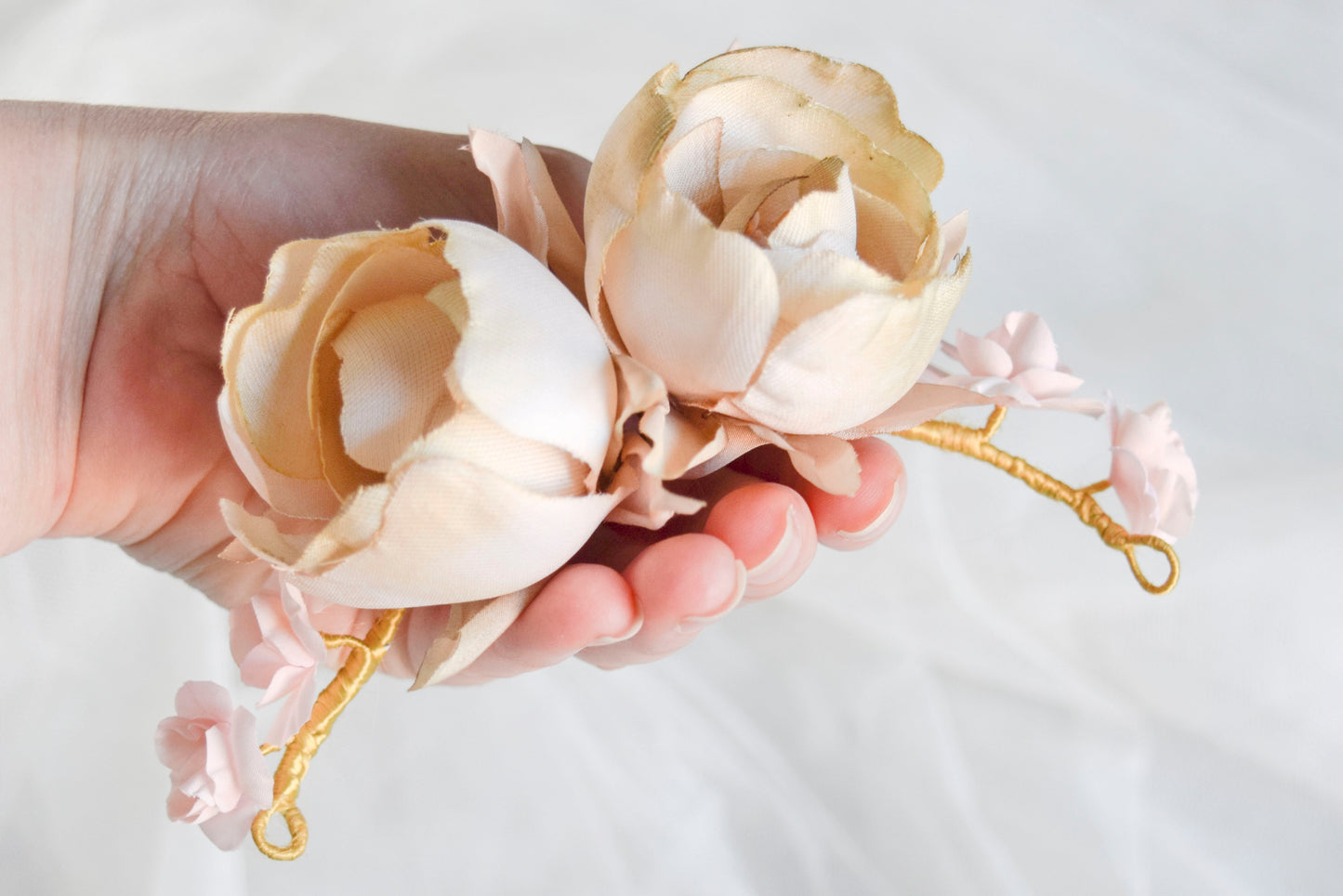 Tocado para novia de flores de tela. Flores románticas par novia.. Peonías de seda.