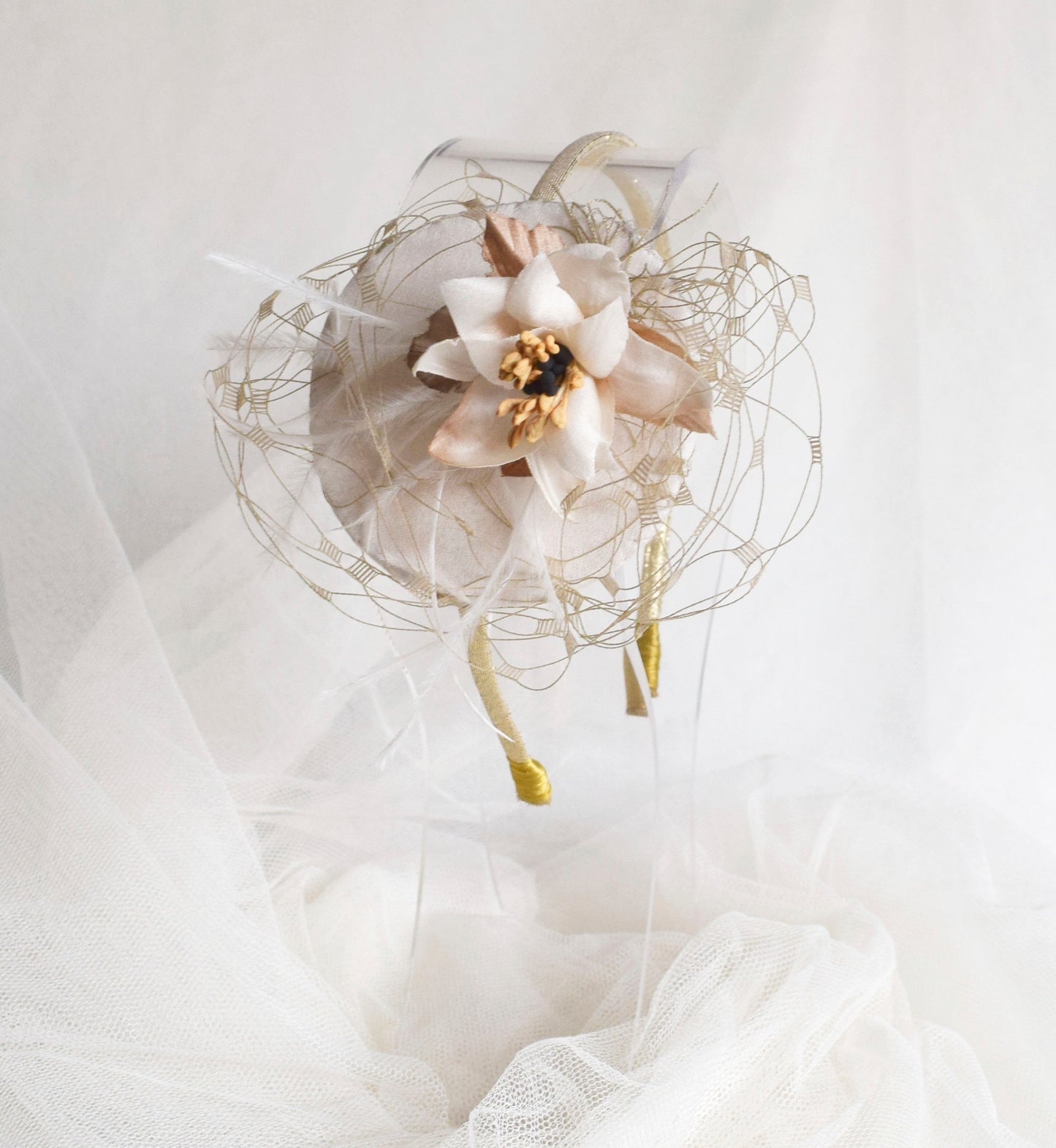 Tocado- fascintor crema y dorado para invitada, Tocado redondo con velo para dama de honor, Tocado pequeño para novia, Tocado marfil con plumas.