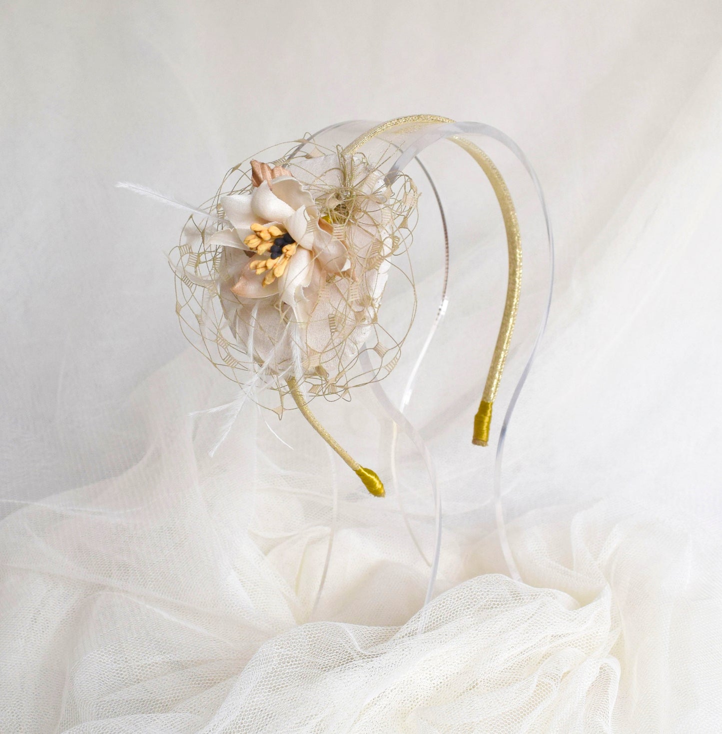 Tocado- fascintor crema y dorado para invitada, Tocado redondo con velo para dama de honor, Tocado pequeño para novia, Tocado marfil con plumas.