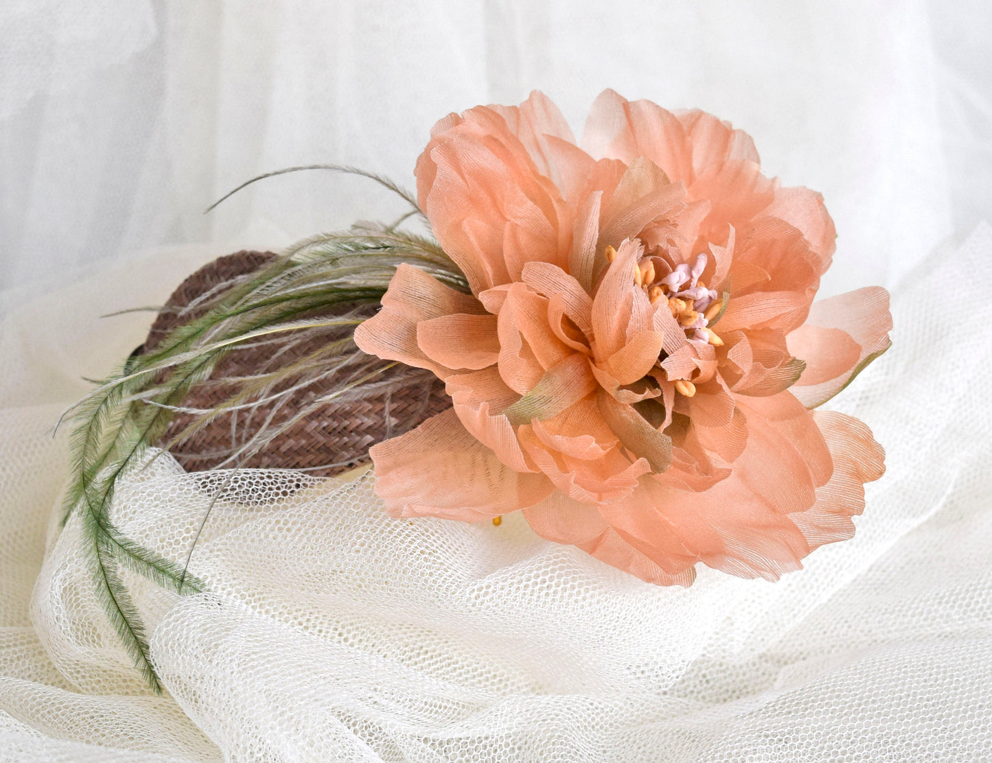 Tocado con flor de seda en color salmón para boda. Tocado con dalia y plumas para invitada. Peineta con flor elegante par boda. Accesorio con flor naranja.