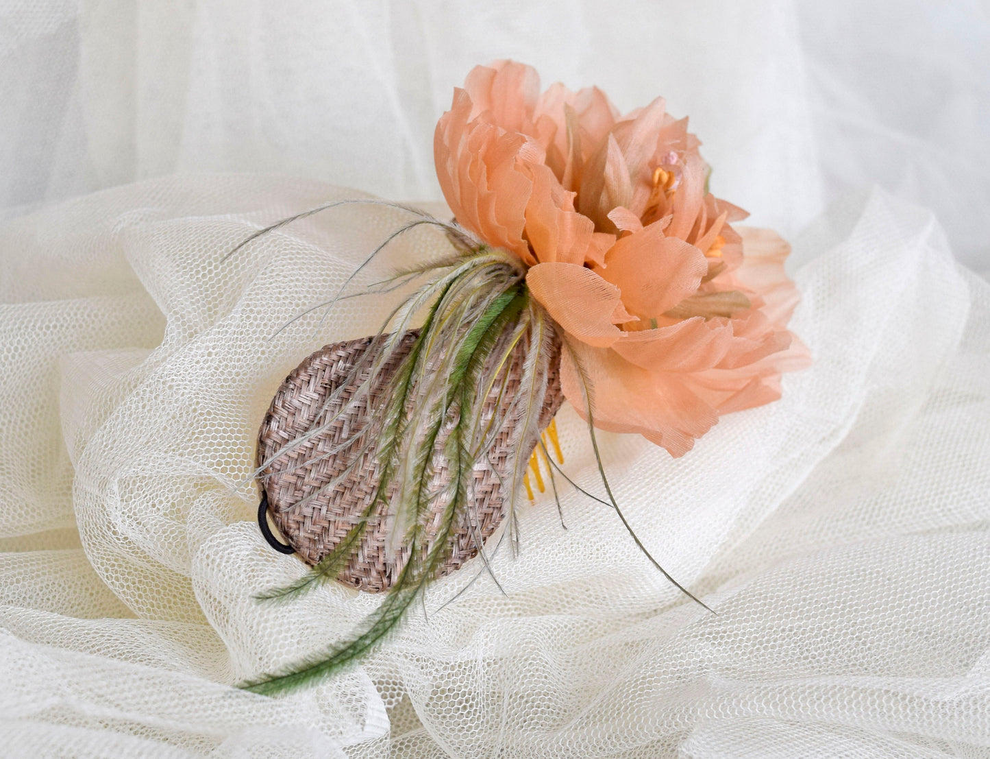 Tocado con flor de seda en color salmón para boda. Tocado con dalia y plumas para invitada. Peineta con flor elegante par boda. Accesorio con flor naranja.
