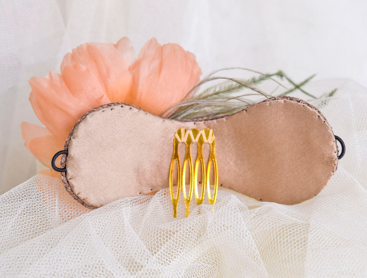 Tocado con flor de seda en color salmón para boda. Tocado con dalia y plumas para invitada. Peineta con flor elegante par boda. Accesorio con flor naranja.