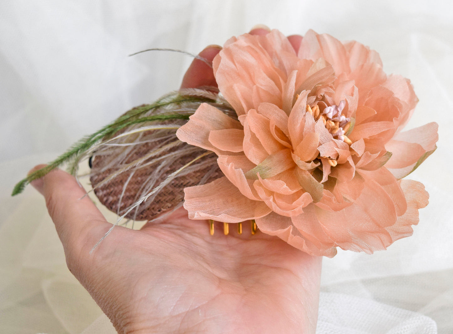 Tocado con flor de seda en color salmón para boda. Tocado con dalia y plumas para invitada. Peineta con flor elegante par boda. Accesorio con flor naranja.
