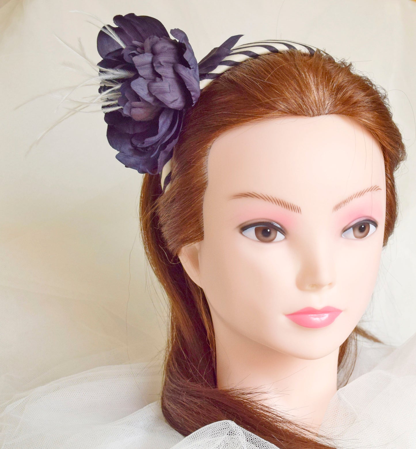 Diadema para boda. Diadema elegante blanca y negra. Diadema para invitada, tocado fascinator con flor negra.