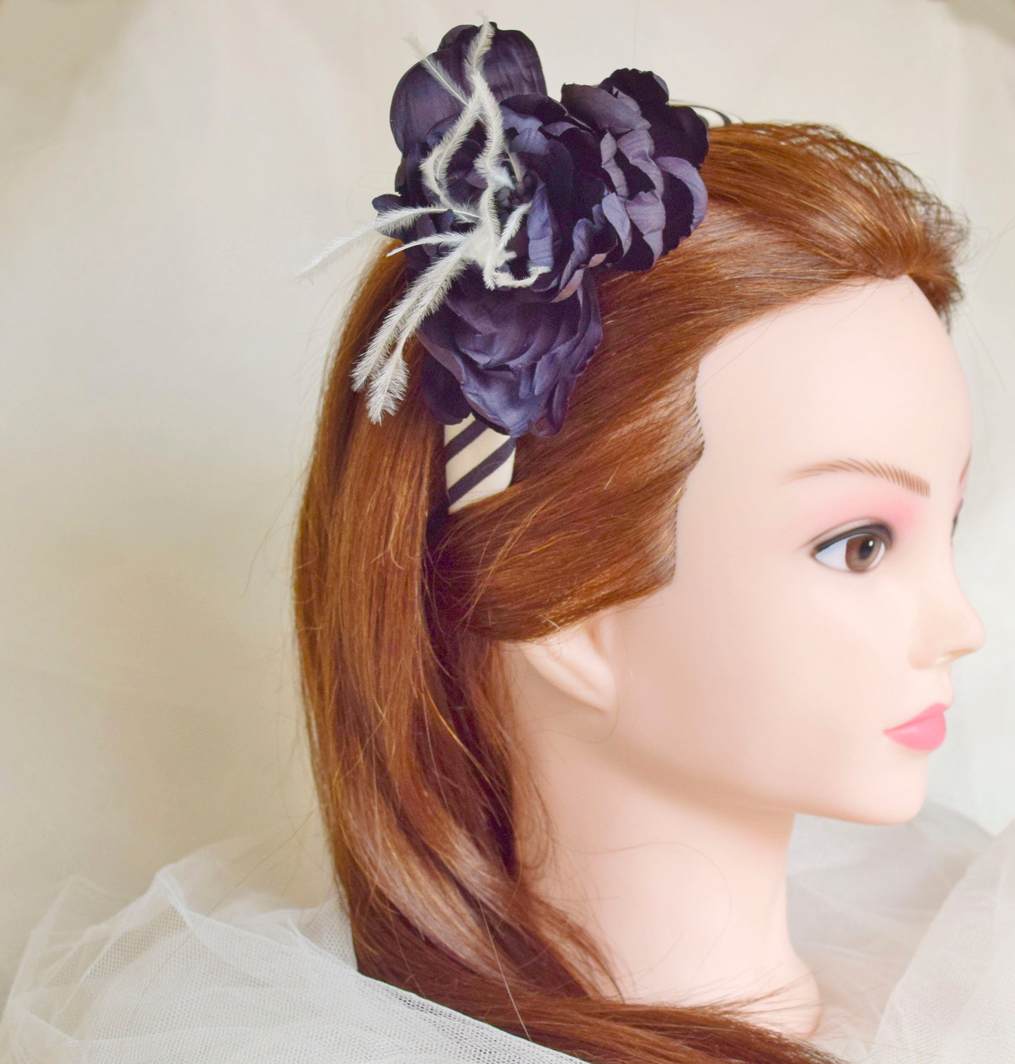 Diadema para boda. Diadema elegante blanca y negra. Diadema para invitada, tocado fascinator con flor negra.
