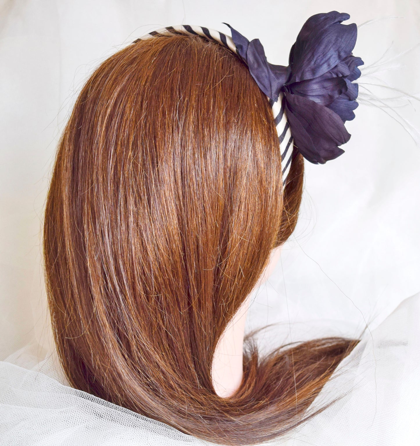 Diadema para boda. Diadema elegante blanca y negra. Diadema para invitada, tocado fascinator con flor negra.