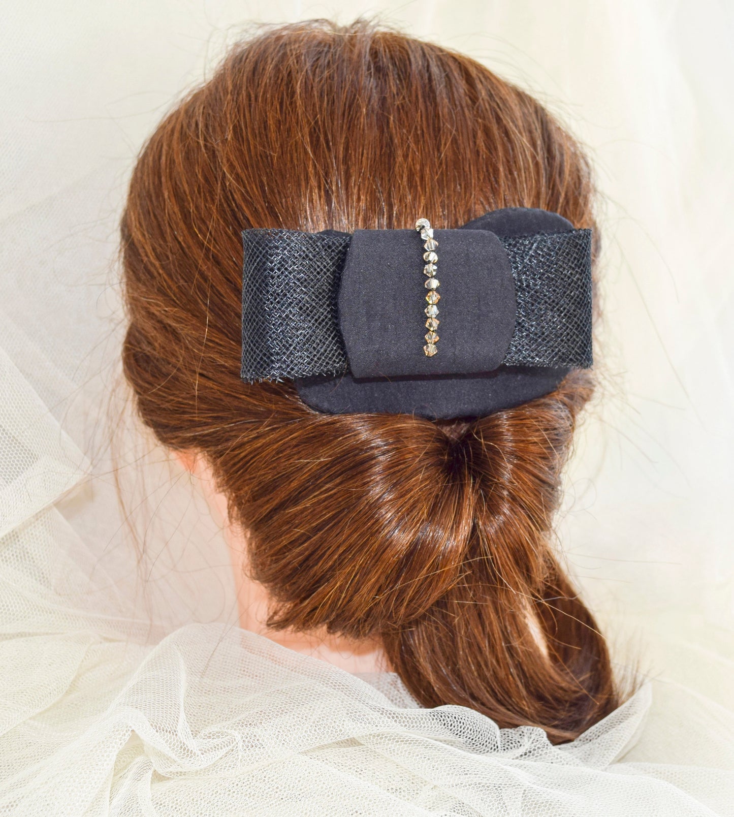Lazo de fiesta para el pelo. Tocado elegante para invitada. Lazo negro para peinado con pedrería. Adorno negro para el pelo. Tocado para fiesta negro elegante.