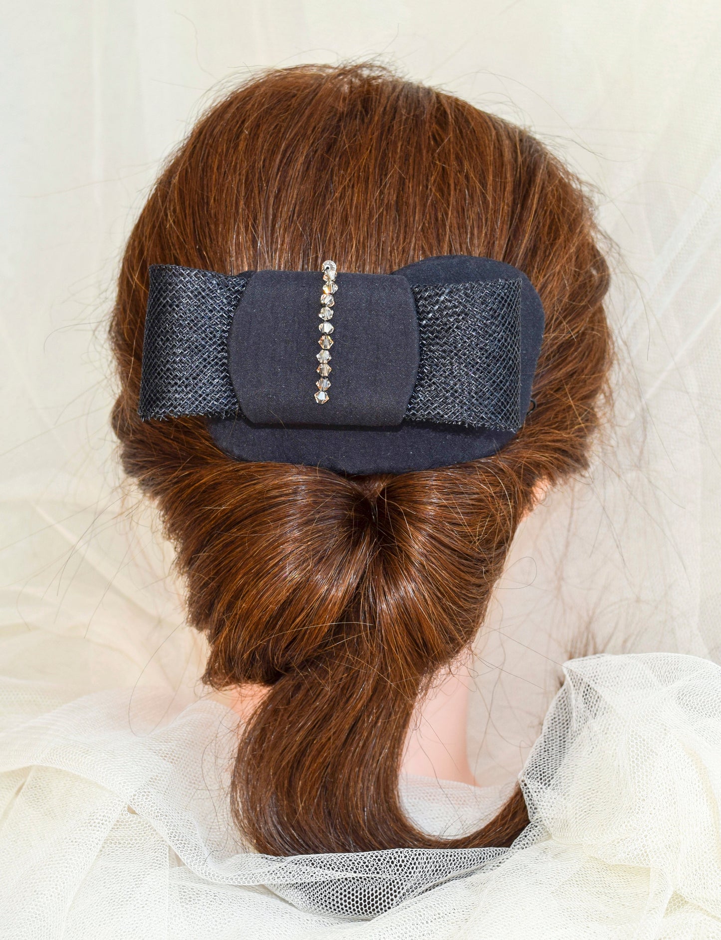 Lazo de fiesta para el pelo. Tocado elegante para invitada. Lazo negro para peinado con pedrería. Adorno negro para el pelo. Tocado para fiesta negro elegante.