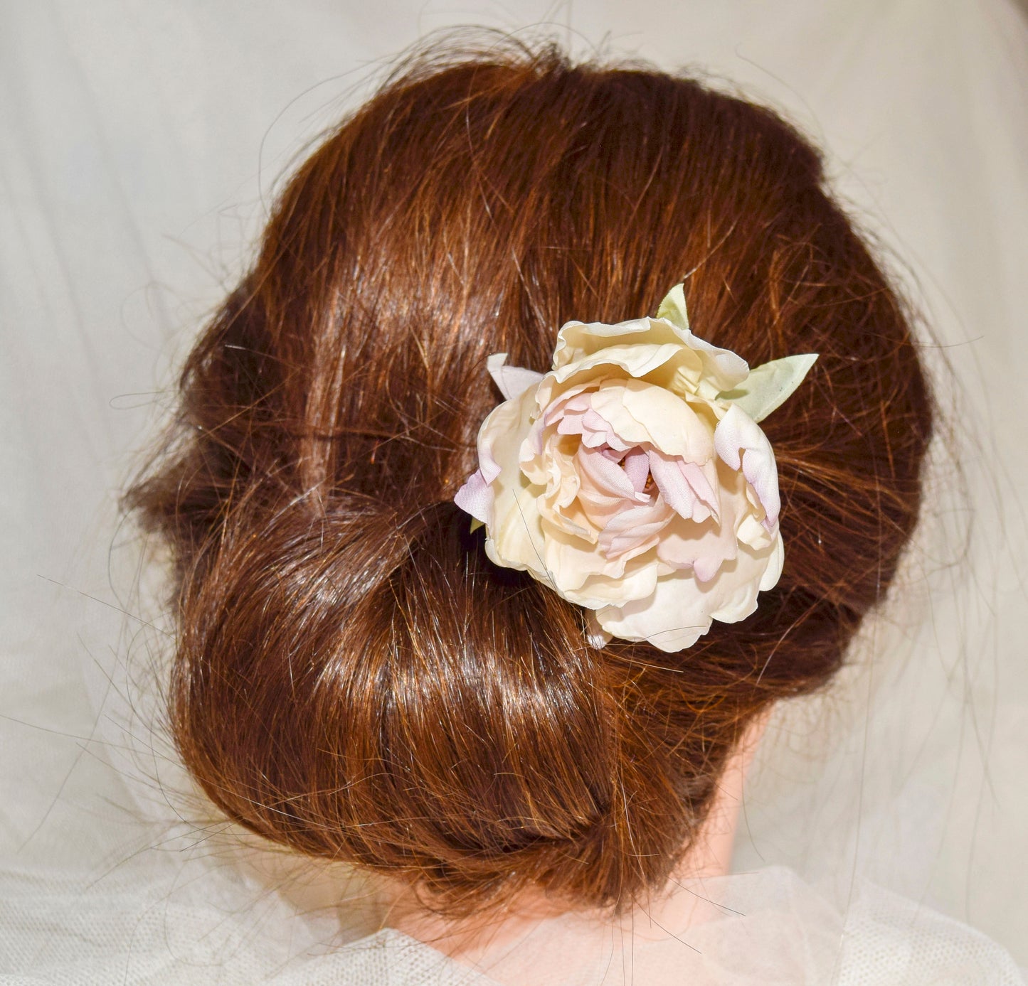 Flor de seda para el pelo, flor peonia blanca y rosa para invitada, flor de tela para peinado de novia.