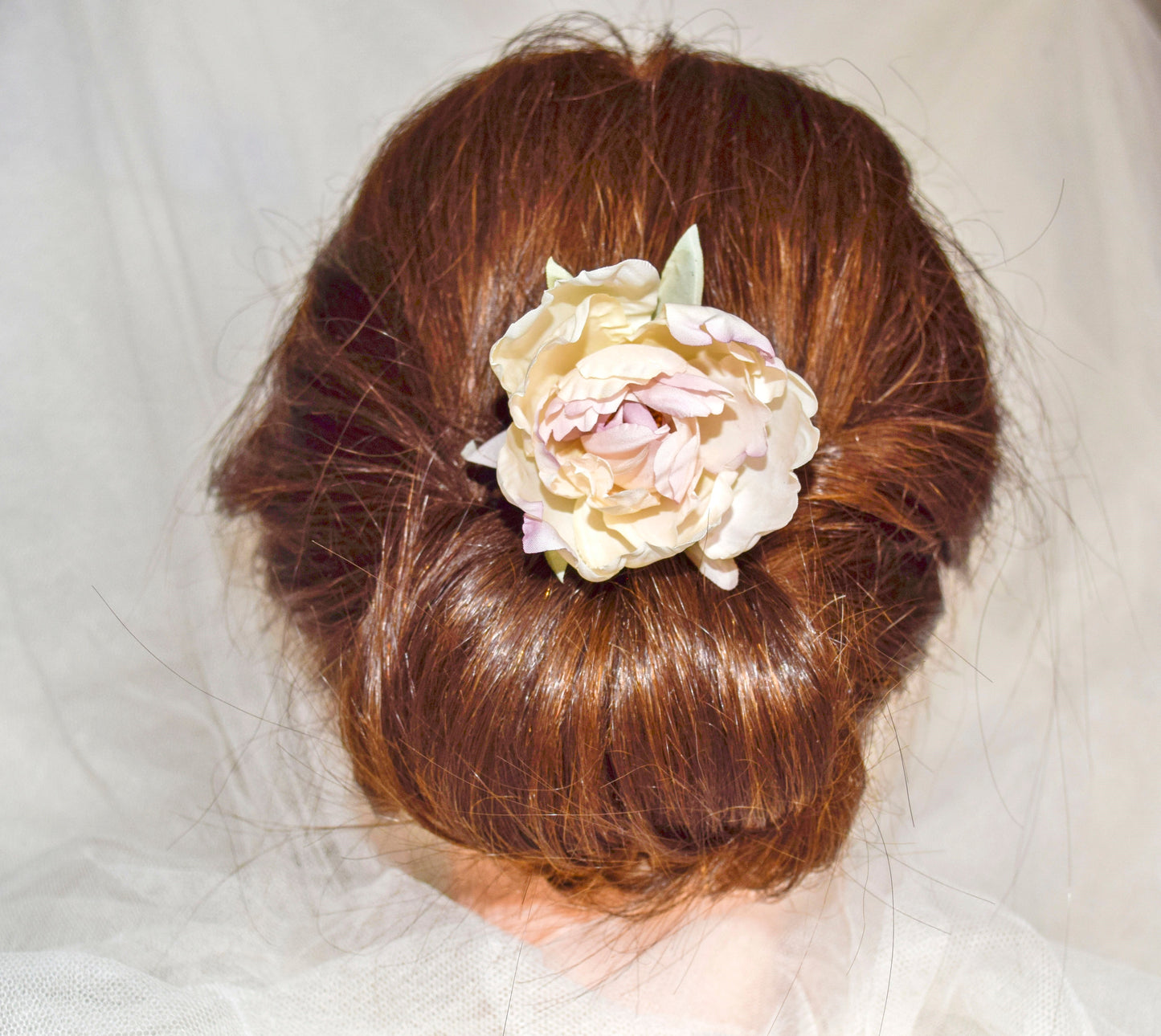 Flor de seda para el pelo, flor peonia blanca y rosa para invitada, flor de tela para peinado de novia.