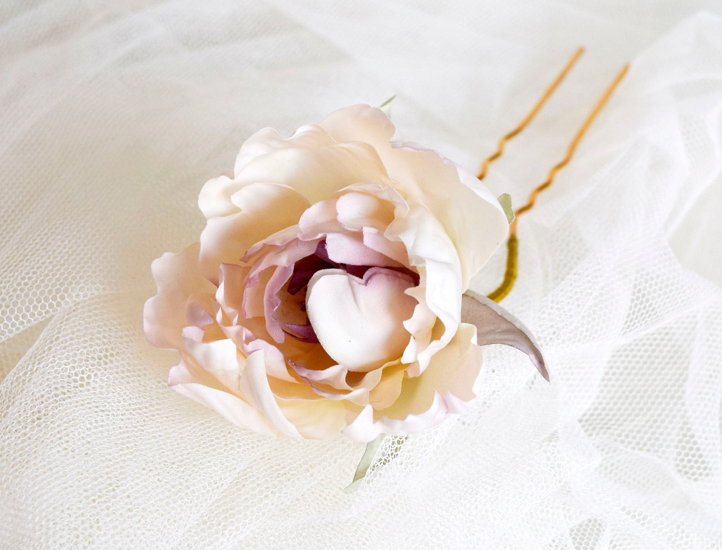 Flor de seda para el pelo, flor peonia blanca y rosa para invitada, flor de tela para peinado de novia.