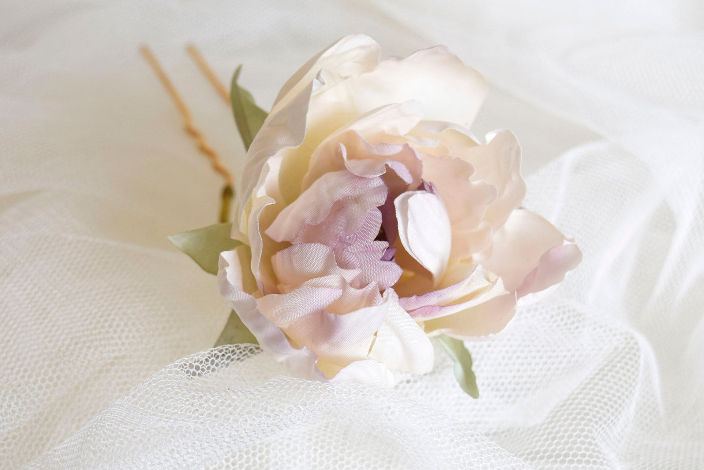 Flor de seda para el pelo, flor peonia blanca y rosa para invitada, flor de tela para peinado de novia.