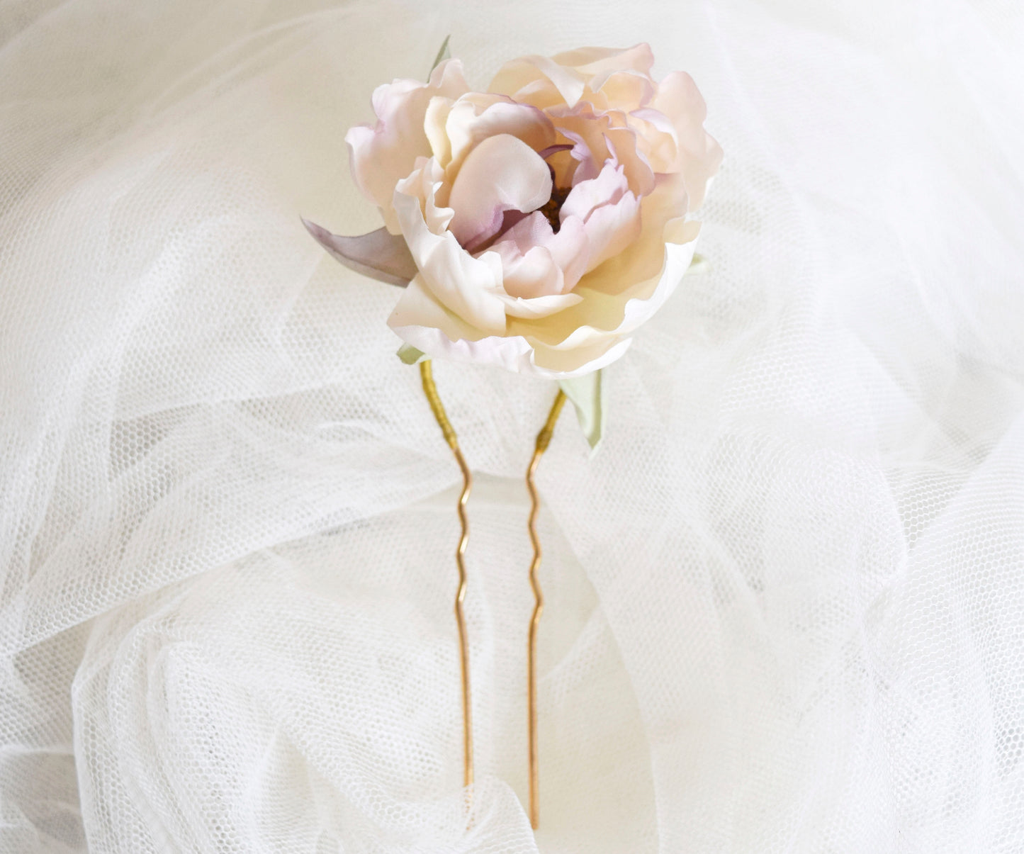 Flor de seda para el pelo, flor peonia blanca y rosa para invitada, flor de tela para peinado de novia.
