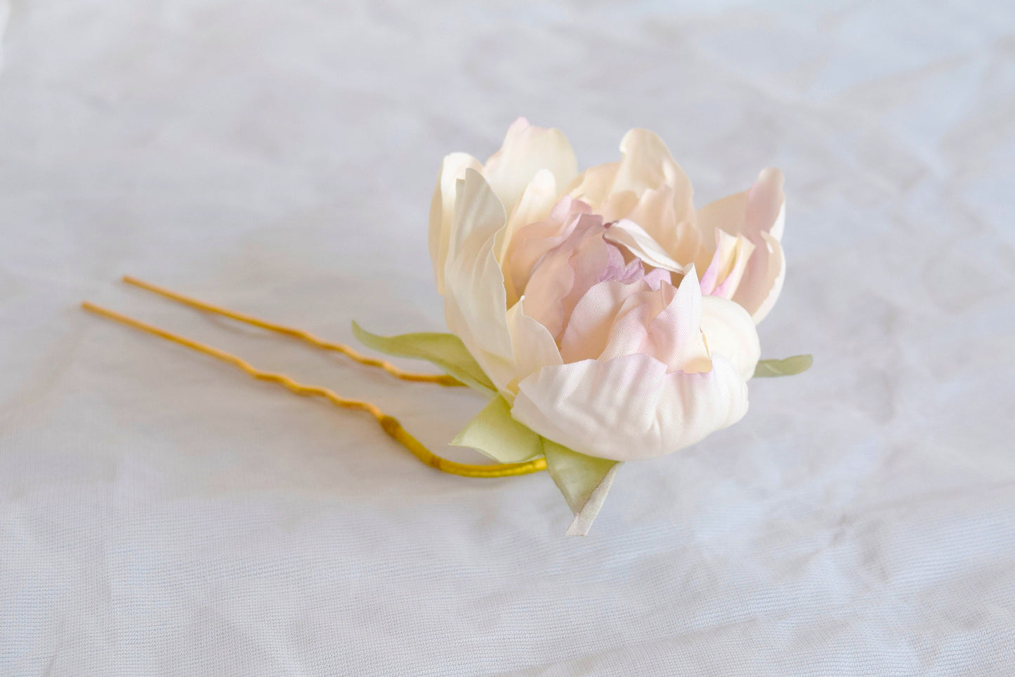 Flor de seda para el pelo, flor peonia blanca y rosa para invitada, flor de tela para peinado de novia.