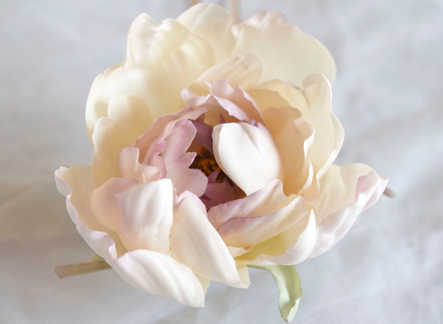 Flor de seda para el pelo, flor peonia blanca y rosa para invitada, flor de tela para peinado de novia.