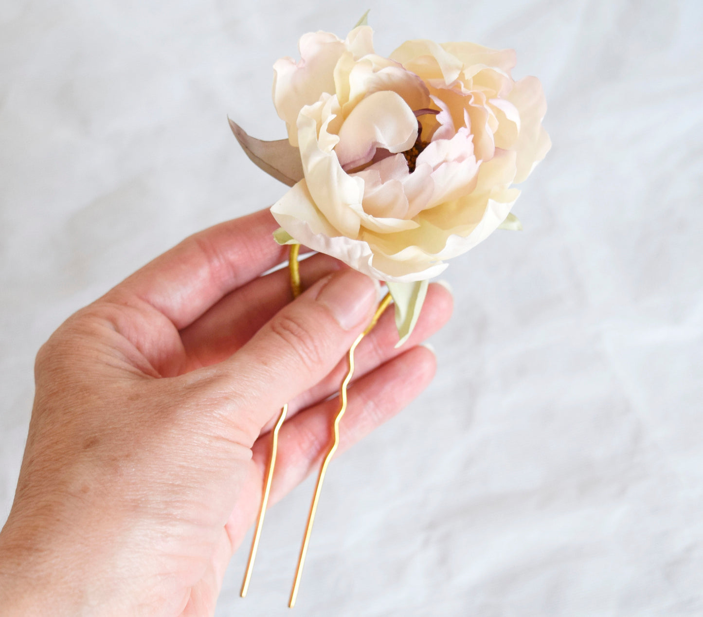 Flor de seda para el pelo, flor peonia blanca y rosa para invitada, flor de tela para peinado de novia.