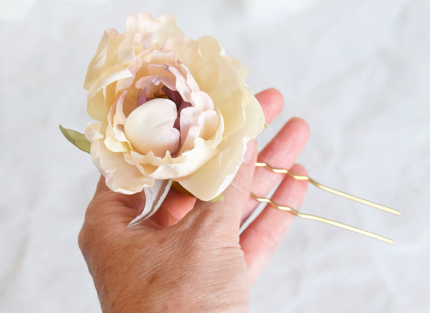 Flor de seda para el pelo, flor peonia blanca y rosa para invitada, flor de tela para peinado de novia.