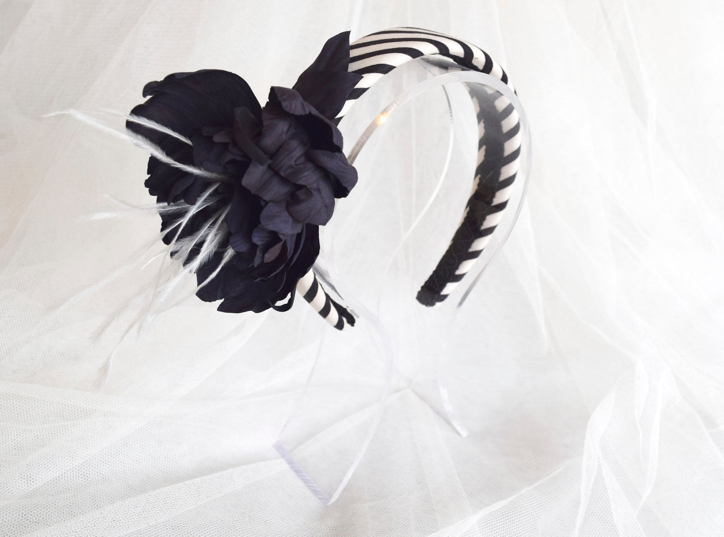 Diadema para boda. Diadema elegante blanca y negra. Diadema para invitada, tocado fascinator con flor negra.