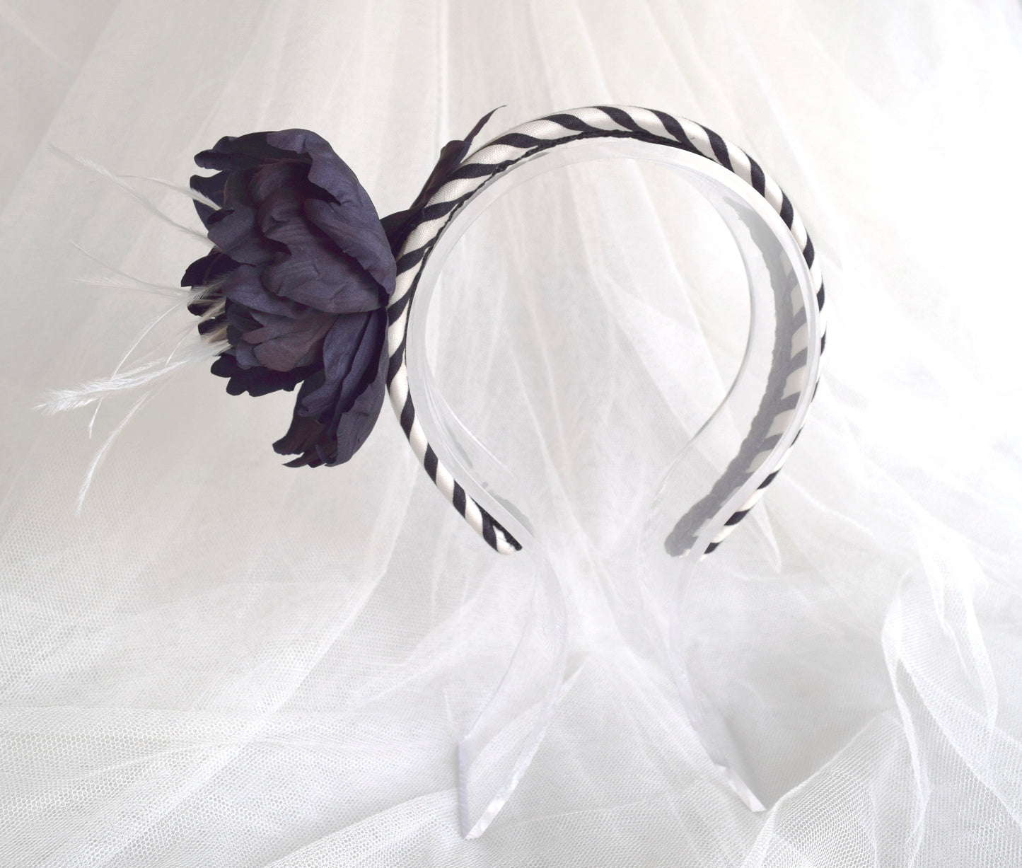 Diadema para boda. Diadema elegante blanca y negra. Diadema para invitada, tocado fascinator con flor negra.