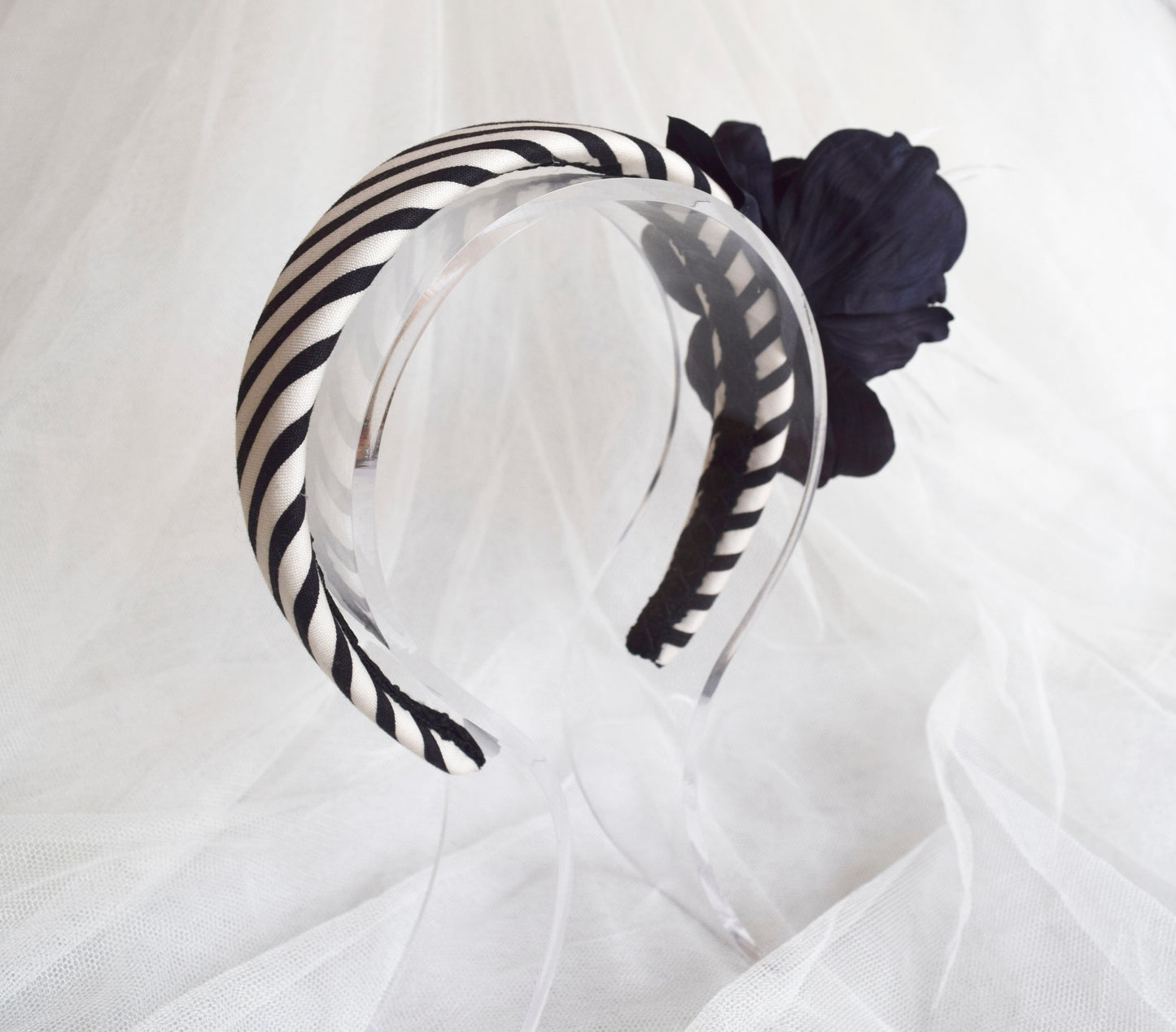 Diadema para boda. Diadema elegante blanca y negra. Diadema para invitada, tocado fascinator con flor negra.