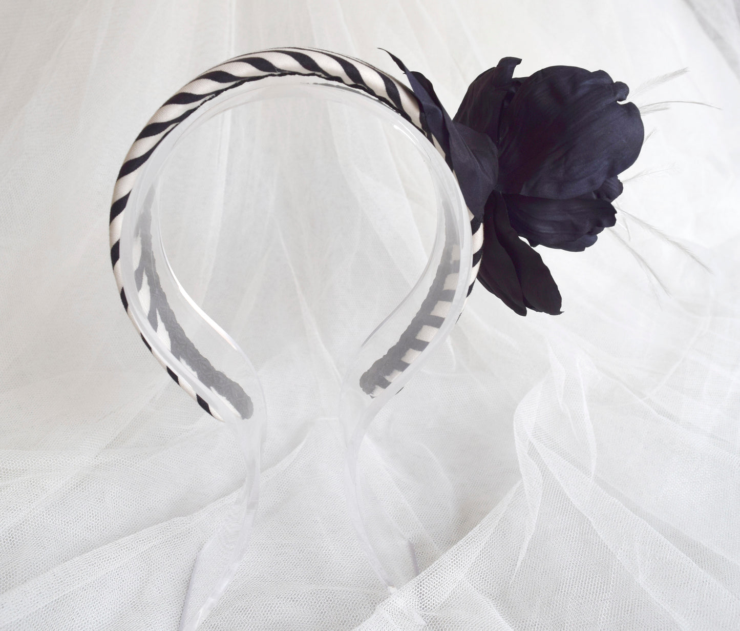Diadema para boda. Diadema elegante blanca y negra. Diadema para invitada, tocado fascinator con flor negra.