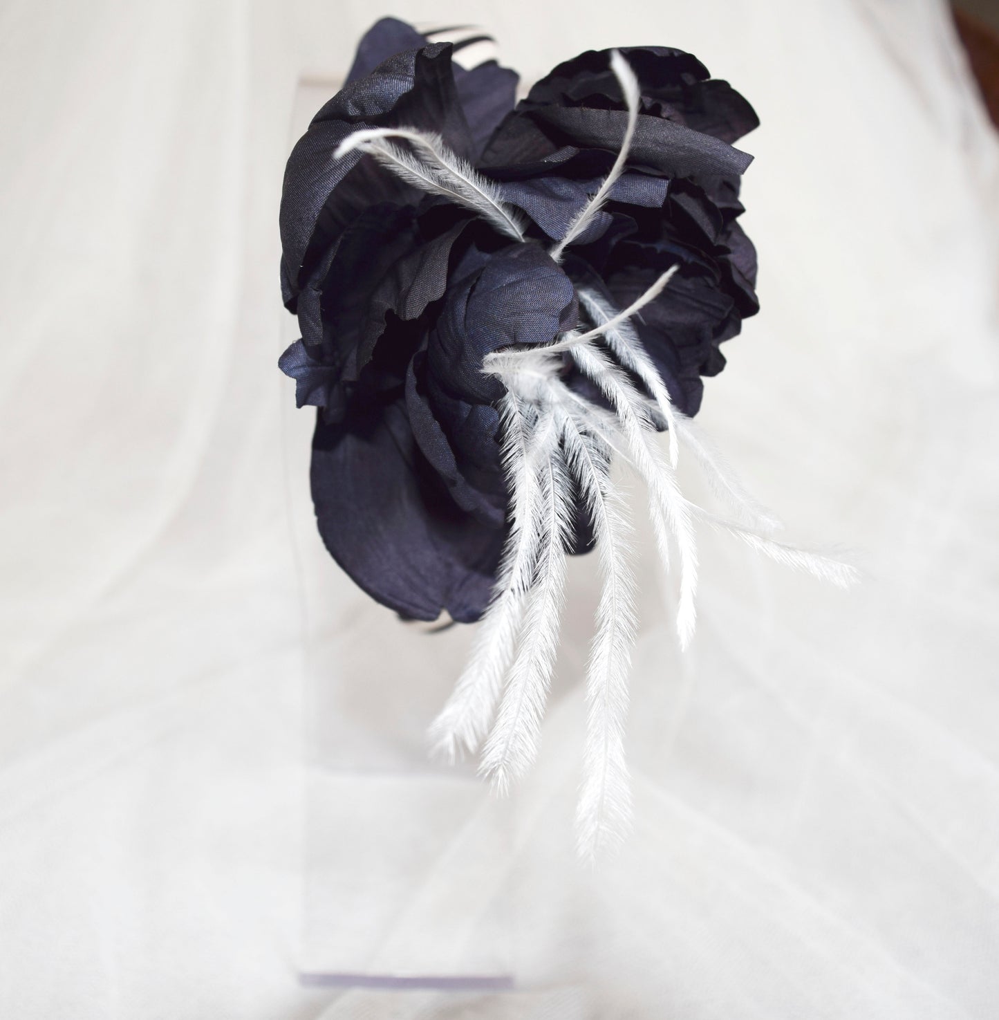 Diadema para boda. Diadema elegante blanca y negra. Diadema para invitada, tocado fascinator con flor negra.